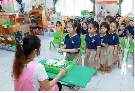 Học[-]sinh[-]Đà[-]Nẵng[-]uống[-]sữa[-]học[-]đường[-]ngay[-]ngày[-]tựu[-]trường